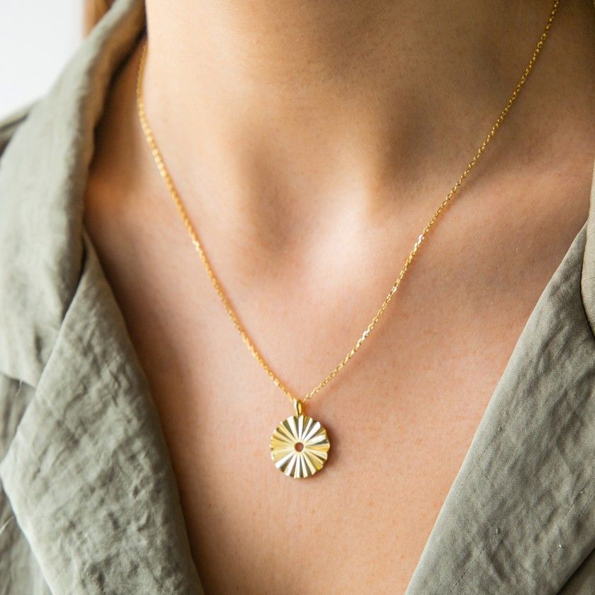 Golden silver necklace with round pendant