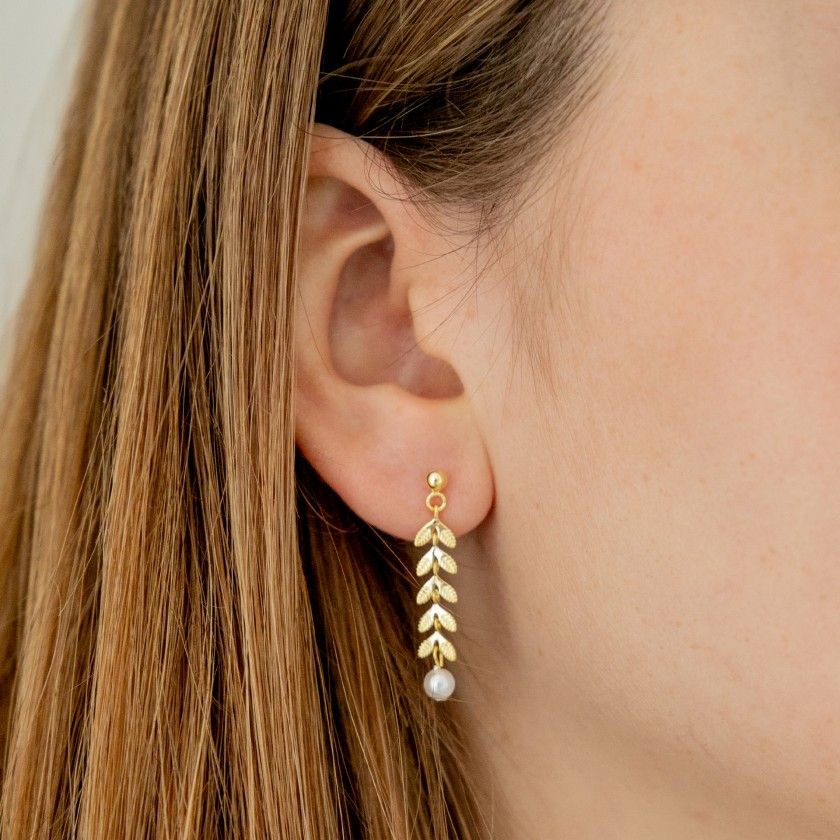 Golden silver earrings with leafs and a pearl